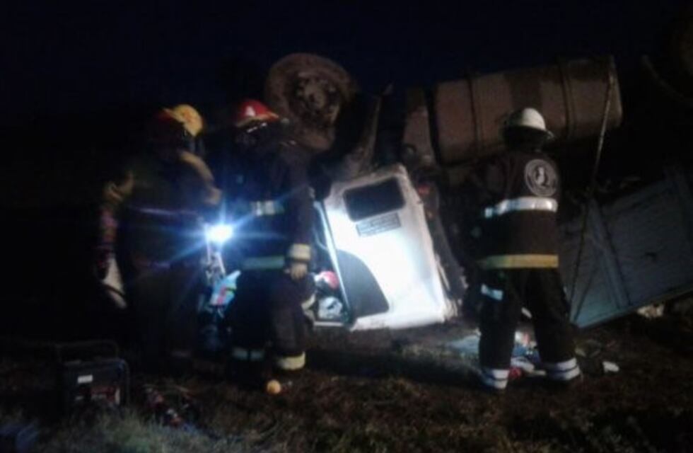Un camionero falleció tras volcar cerca de Máximo Paz