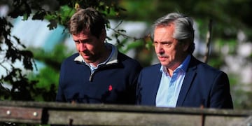 Alberto Fernandez junto al vocero presidencial Juan Pablo Biondi (foto: AFP)