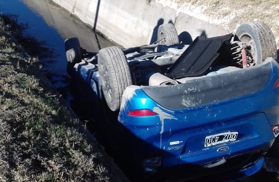 Roca: policía manejaba ebrio y terminó en un canal de agua