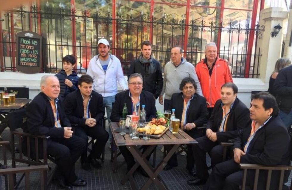 Un bar santafesino estrenó una tabla con el nombre de Los Palmeras en su carta