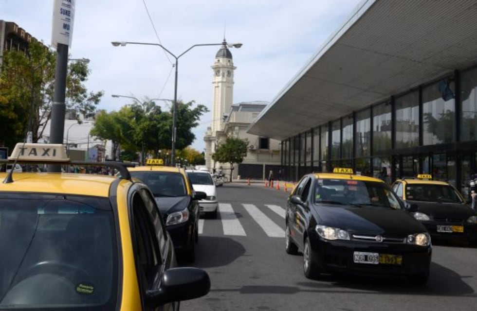 El Concejo pide instalar cámaras en la zona de la Terminal de Ómnibus para vigilar a taxistas