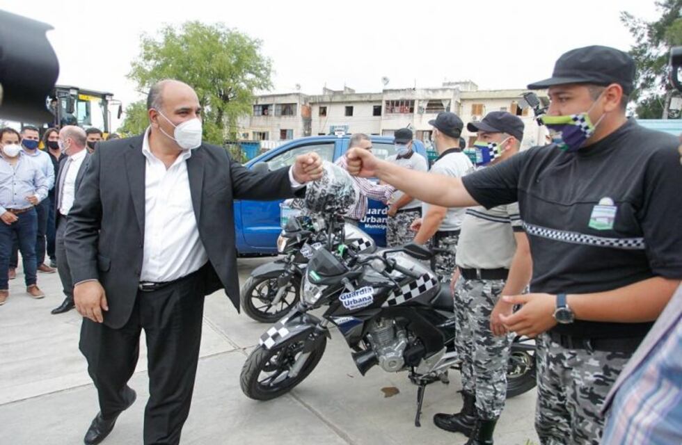 Alberdi: entregaron maquinarias, vehículos para la policía y netbooks para estudiantes