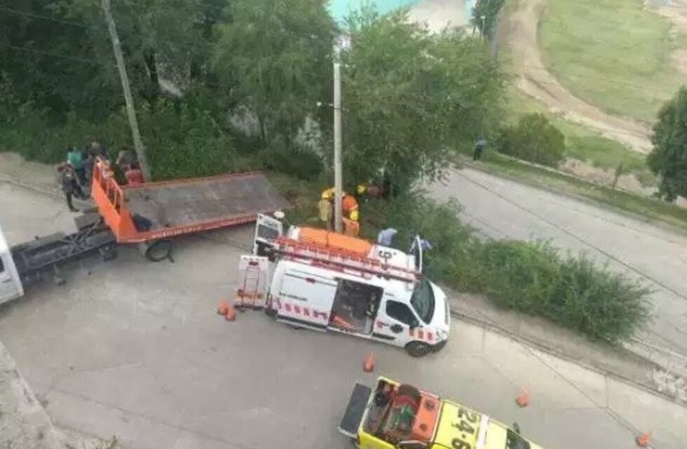 Río Ceballos: desbarrancó con su automóvil y un árbol evitó una tragedia