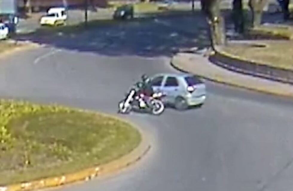 Un motociclista se llevó la peor parte de un choque en la rotonda de Belgrano y Pellegrini