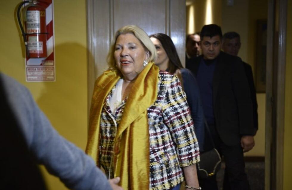 Carrió llegó a Córdoba, en medio de la dura derrota de Negri