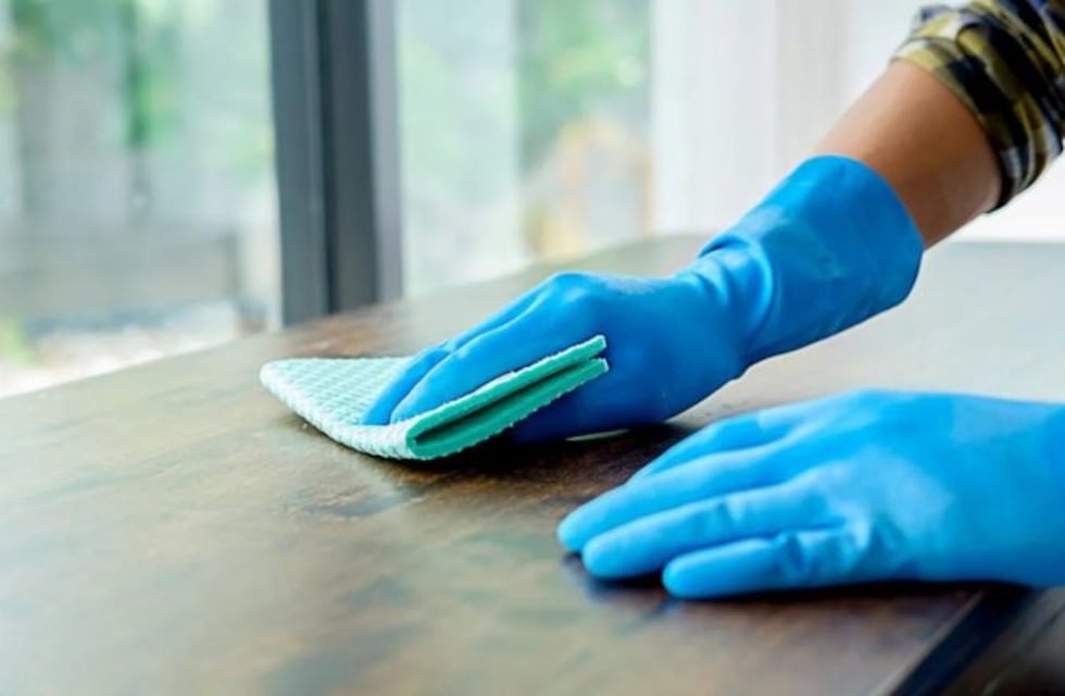 Una empleada doméstica arriesgó su vida por limpiar los vidrios de un 6° piso