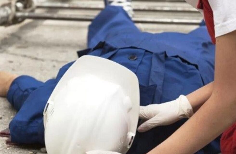 Un obrero cayó de un tercer piso y está grave
