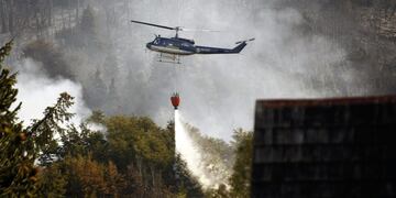Los helicópteros y aviones hidrantes con un trabajo constante.