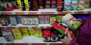 Una mujer hace compras en un supermercado de Buenos Aires (Argentina)\u002E EFE/Juan Ignacio Roncoroni