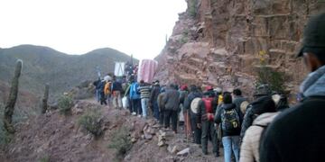 Peregrinos en las montañas de Punta Corral, en Jujuy