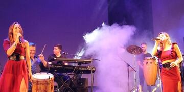 Las hermanas Pastorutti hicieron bailar y cantar al público en el cierre del festival\u002E