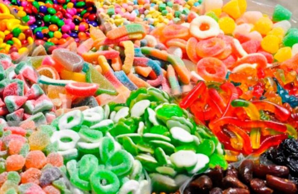 La Anmat prohibió la comercialización de golosinas y una botella de agua