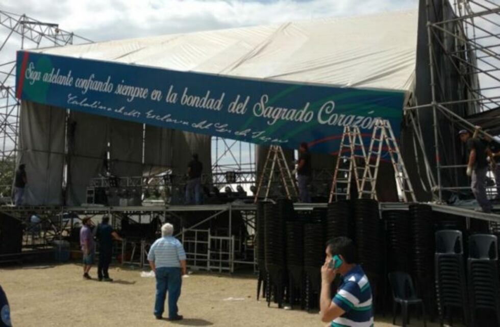 Un herido tras desprenderse una parte del techo del escenario de la beatificación de Catalina