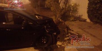 Ocurrió entre las 4 y las 5 de la madrugada cuando un vehículo se estrelló contra un árbol