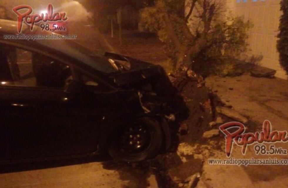 Un auto se estrelló contra un árbol en San Luis