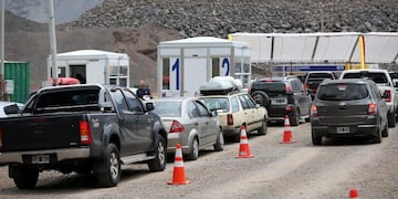 CH04\u002E LOS ANDES (CHILE), 14/01/2018\u002E- Visitantes argentinos cruzan el paso fronterizo Los Libertadores hoy, domingo 14 de enero de 2018, en la Cordillera de Los Andes (Chile)\u002E Decenas de miles de argentinos han comenzado a cruzar la cordillera de Los Andes con el anhelo de ver y escuchar al primer papa de esa nacionalidad de la historia, quien a pesar de la proximidad con su país de origen no visitará Argentina en la gira que este lunes inicia por Chile y Perú\u002E EFE/Mario Ruiz frontera entre chile y argentina visita del papa a chile religion iglesia catolica papa viajes visitas peregrinos turistas argentinos cruzando la frontera