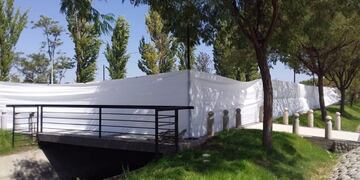 Vándalos provocaron destrozos en el paseo de avenida Rawson