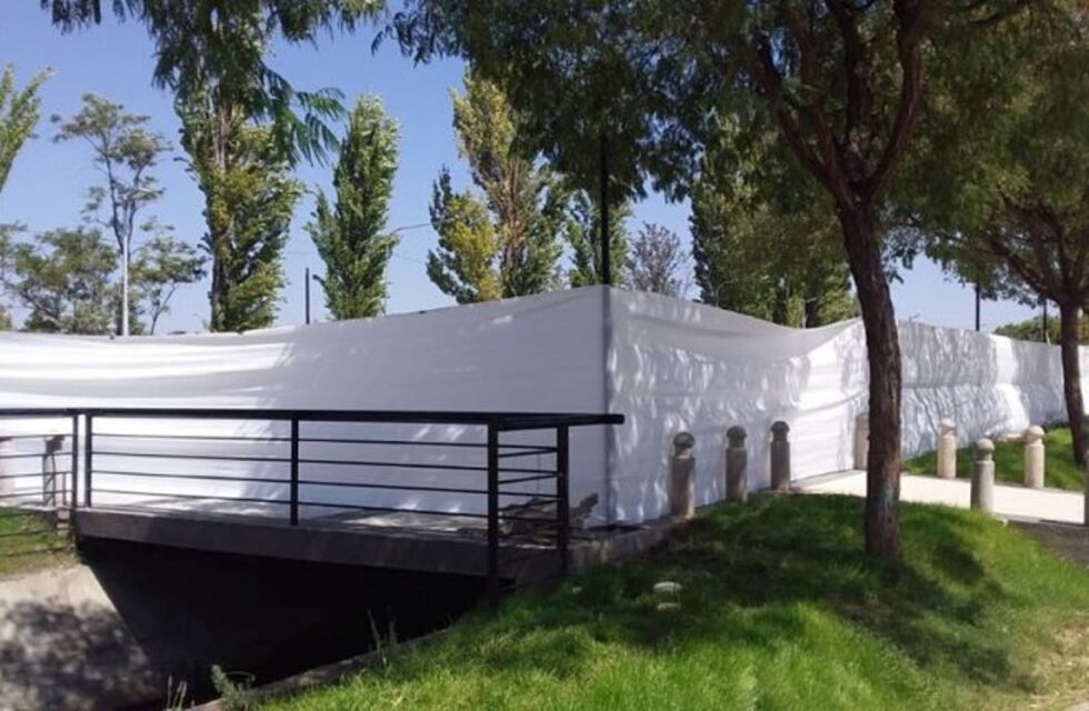 Vándalos provocaron destrozos en el paseo de avenida Rawson