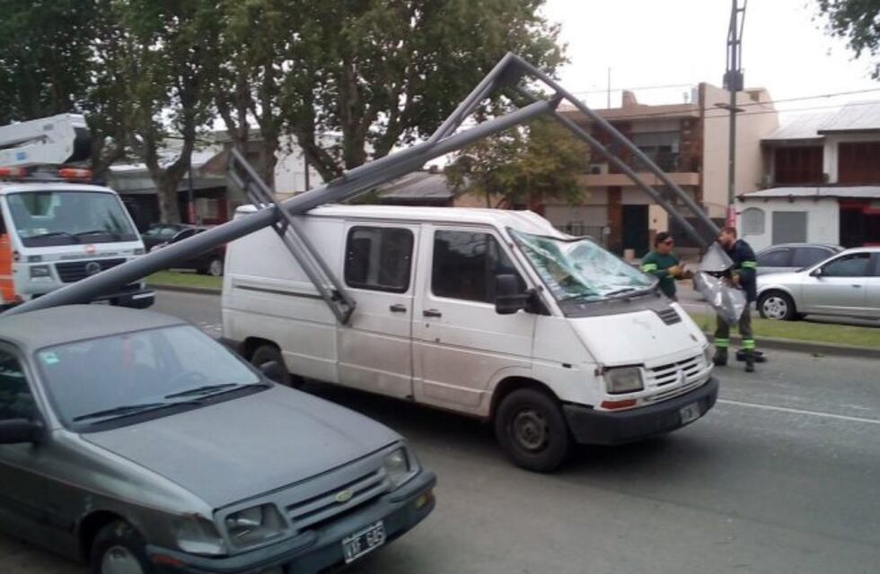 Cayó otra columna en Pellegrini y aplastó un vehículo en movimiento y otro estacionado