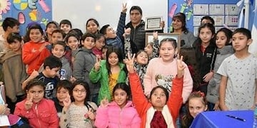 Entregan kits escolares