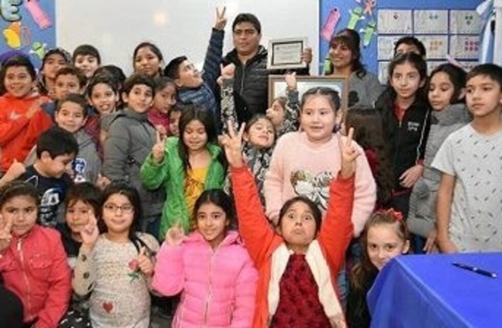 Entregan kits escolares