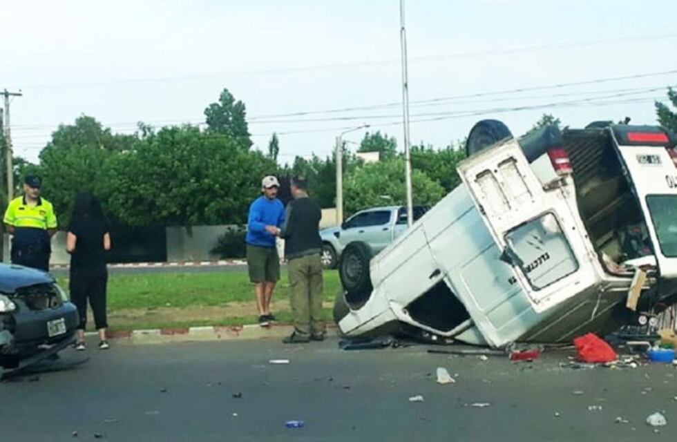 Un auto chocó un utilitario y lo hizo volcar en la rotonda entre Toay y Santa Rosa