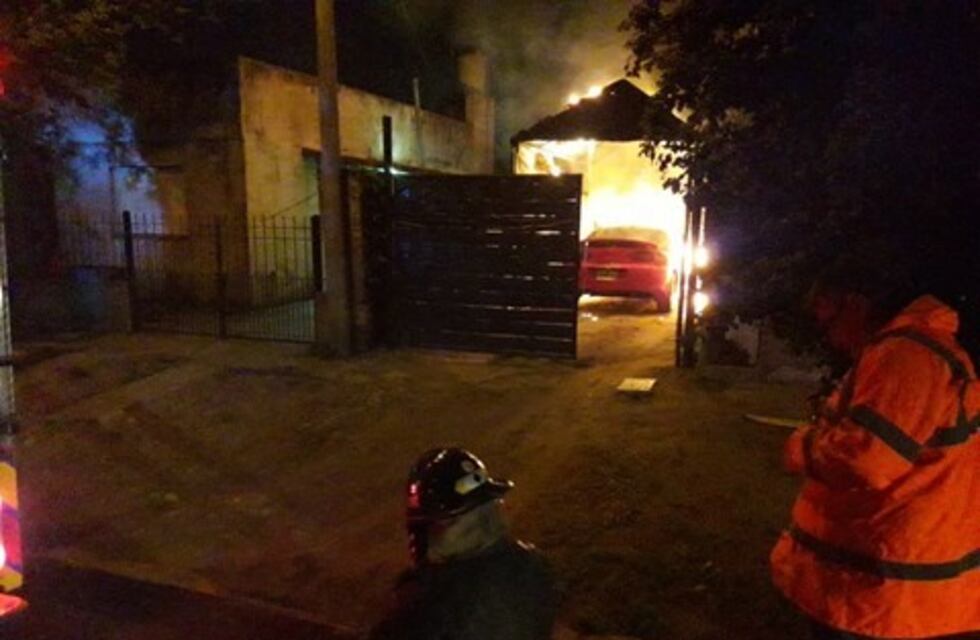 Quemacoches: prendieron fuego tres autos en Bahía Blanca
