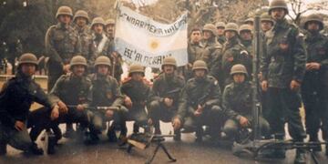 La simbólica bandera de los "alacranes" que volvió de Malvinas