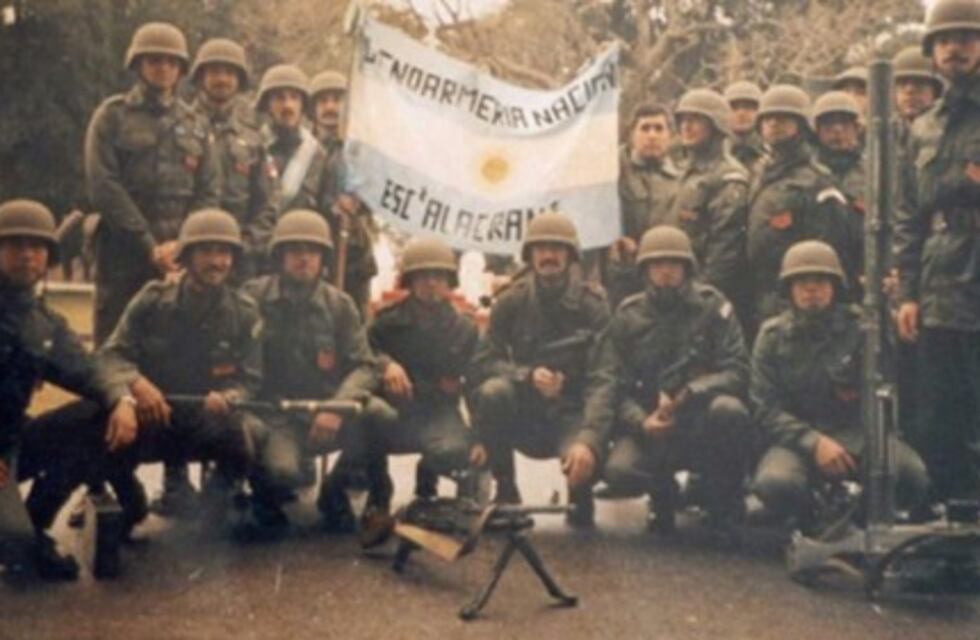 La simbólica bandera de los "alacranes" que volvió de Malvinas