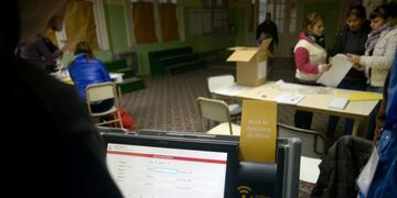 BUENOS AIRES (ARGENTINA), 5/07/2015\u002E- Varios ciudadanos porteu00f1os participan en la jornada electoral a travu00e9s de una nueva boleta electru00f3nica hoy, domingo 5 de julio de 2015, en Buenos Aires, Argentina\u002E Los colegios electorales de la ciudad de Buenos Aires y cuatro provincias argentinas abrieron hoy a las 08\u002E00 hora local (11\u002E00 GMT) para que mu00e1s de 6,7 millones de personas, cerca del 20 % del padru00f3n, elijan a nuevas autoridades ejecutivas y legislativas\u002E EFE/Martin Di Maggio\r\n buenos aires elecciones para jefe de gobierno porteu00f1o 2015 elecciones generales 2015 votacion votacion urnas de votacion votantes