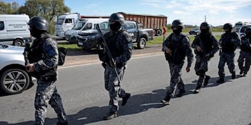 Alrededor de 120 efectivos policiales trabajaban en la autopista a Santa Fe para la recaptura de los presos\u002E (Juan José García)
