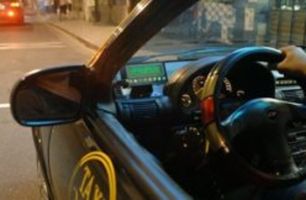 Un taxista fue golpeado y asaltado en barrio Alvear