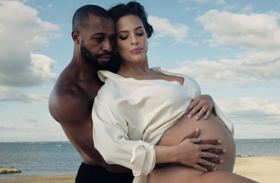 A punto de dar a luz, Ashley Graham se desnudó para luchar por el "body positive"
