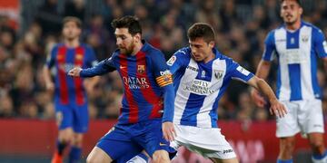 Football Soccer - Barcelona v Leganes - Spanish La Liga Santander - Camp Nou stadium, Barcelona, Spain - 19/02/17 - Barcelona's Lionel Messi in action against Leganes' Alberto Martin. REUTERS/Albert Gea