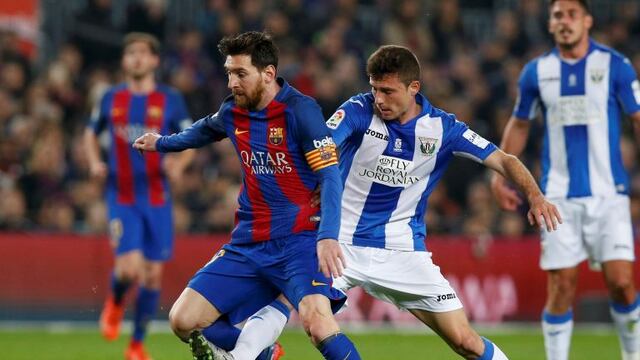 Football Soccer - Barcelona v Leganes - Spanish La Liga Santander - Camp Nou stadium, Barcelona, Spain - 19/02/17 - Barcelona's Lionel Messi in action against Leganes' Alberto Martin.  REUTERS/Albert Gea