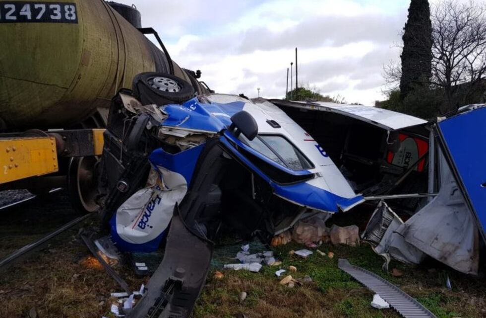 Un utilitario totalmente destruido tras chocar con un tren en zona norte