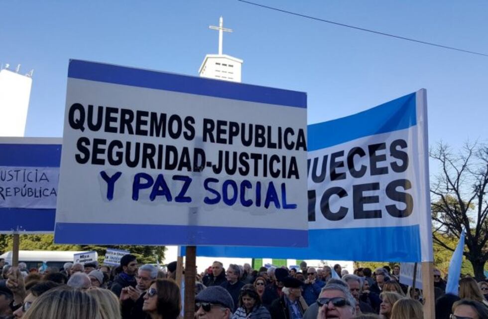 Masiva marcha a Comodoro Py para reclamar a jueces que avancen en las causas de corrupción