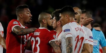 Arturo Vidal, cara a cara con el argentino Joaquín Correa en el duelo entre Bayern Munich y Sevilla por la Champions League\u002E REUTERS/Jon Nazca
