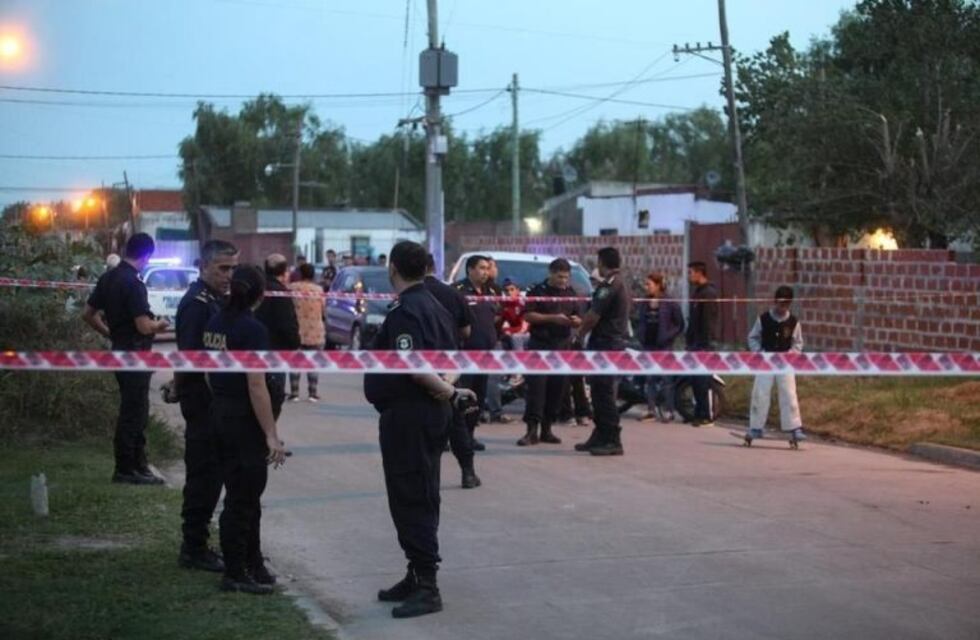 Hallaron muerta a una pareja de policías en su casa: ella con un balazo en la frente y él en la boca