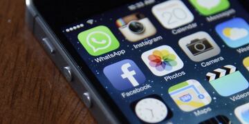 AGX06 NUEVA YORK (EE\u002EUU\u002E) 01/02/2017\u002E- Fotografía de archivo que muestra el icono de la aplicación Facebook en un móvil, en Nueva York (Estados Unidos), el 20 de febrero de 2017\u002E La compañía Facebook presenta hoy sus resultados trimestrales\u002E EFE/Andrew Gombert aplicacion de facebook en telefono celular internet redes sociales