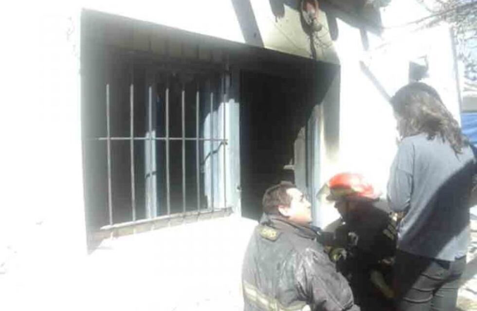 Un hombre rescató a tres niños de una casa que se prendía fuego en San Rafael