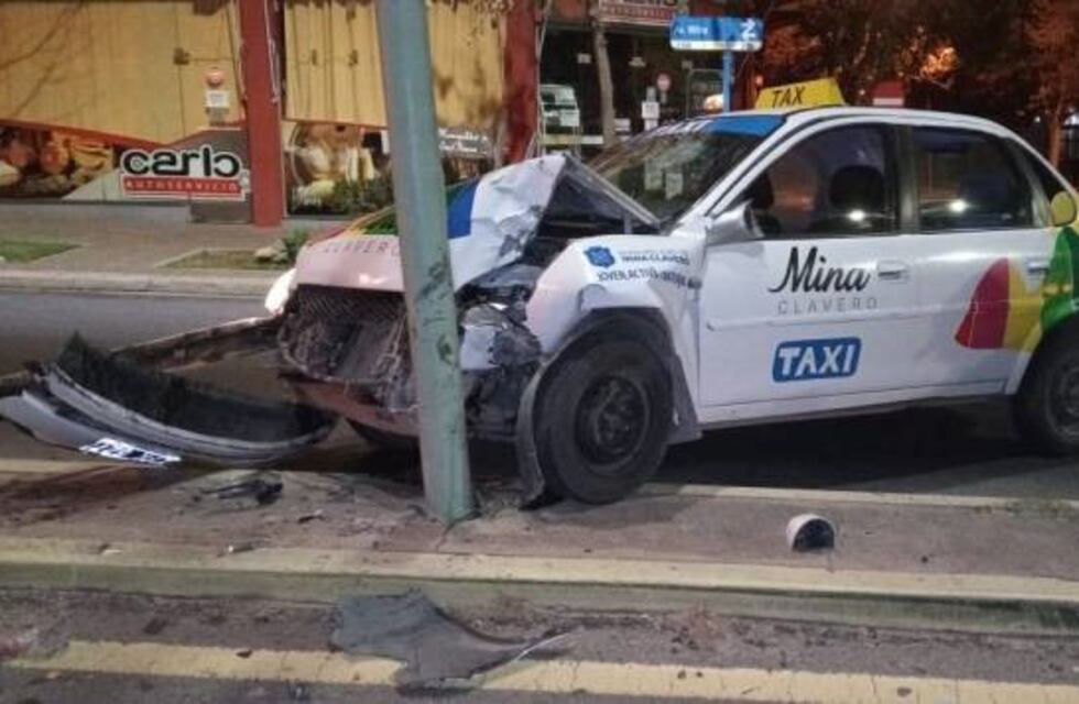 Taxista chocó una columna de alumbrado