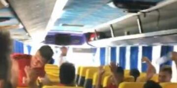 El plantel de Newell's a pura fiesta en el micro.