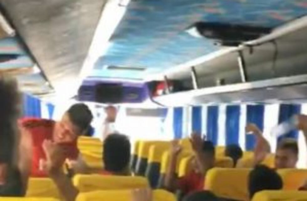 ¡A pura fiesta! El plantel de Newell's descontrolado en el micro