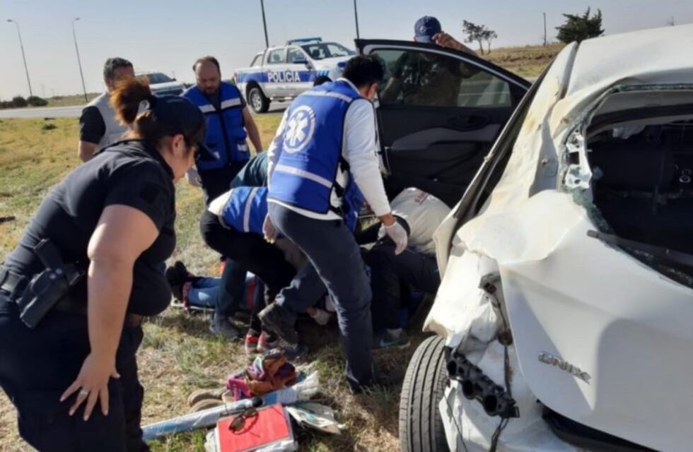 Hacía dedo, una mujer lo levantó y volcaron