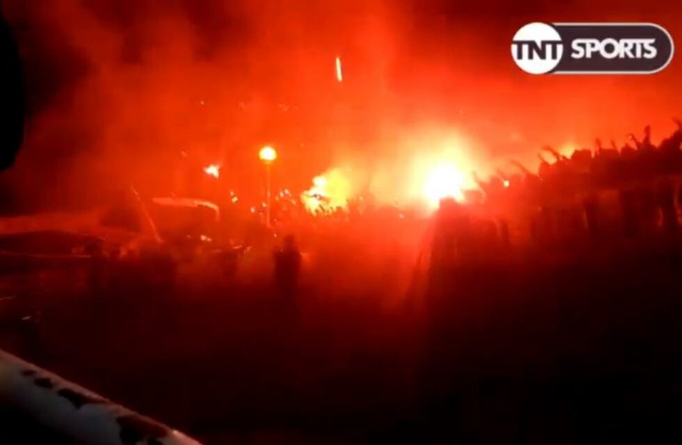 Pirotecnia y cánticos contra Boca: así fue el recibimiento de River en Mar del Plata