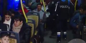 Policías se suben a colectivos para controlar a los pasajeros