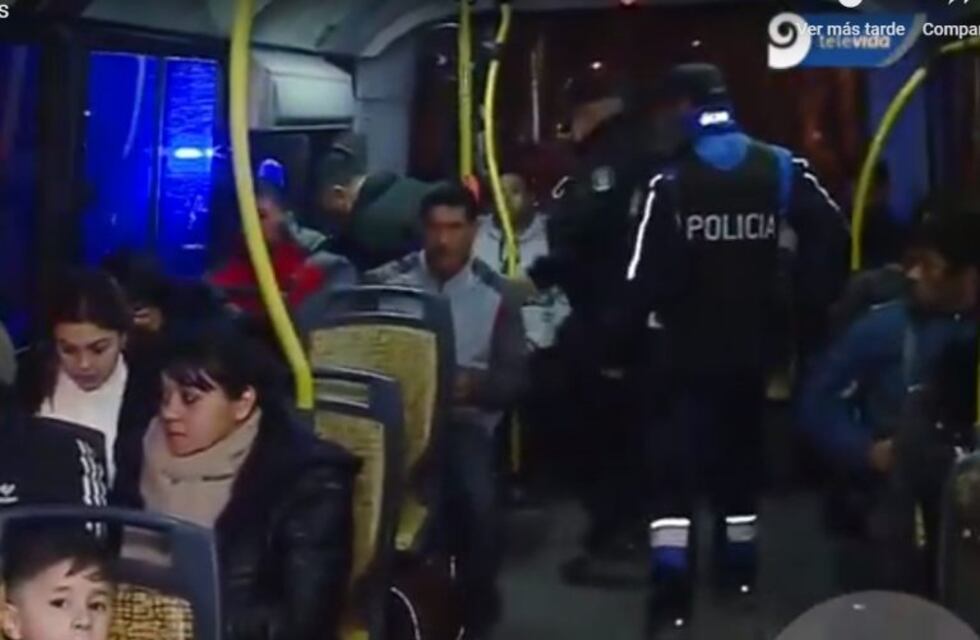 Policías se suben a colectivos para controlar a los pasajeros