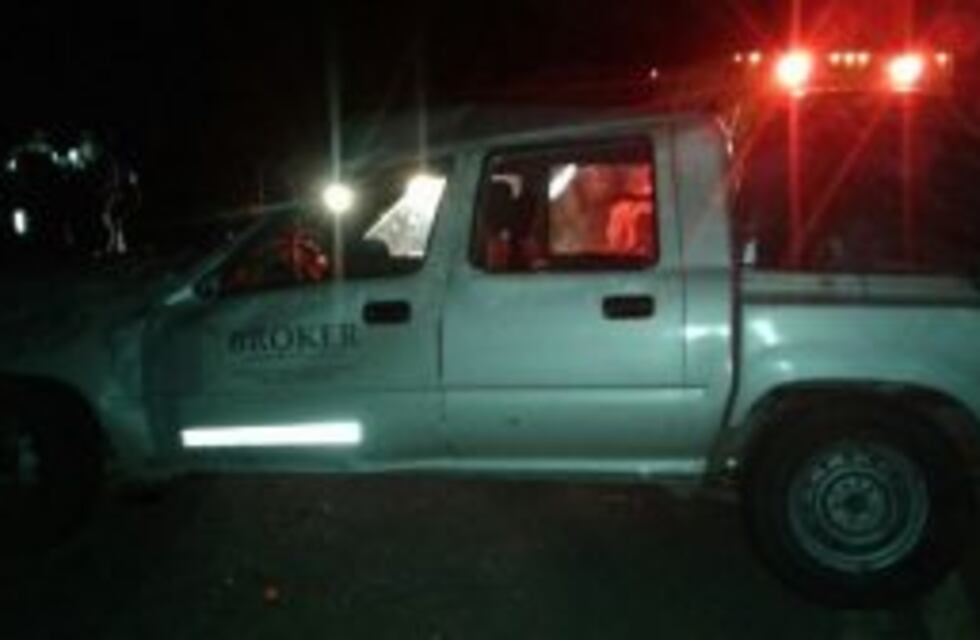 Dos personas murieron tras el vuelco de una camioneta en Reducción