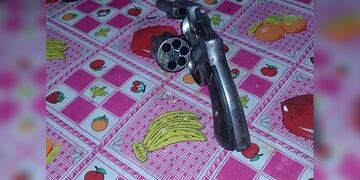 El revolver estaba tirado en la vereda\u002E